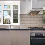 Room In Guest Room - Limehouse Townhomes Modern Spacious Serviced En-Suite Room With A Garden View