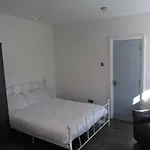 Room In Guest Room - Limehouse Townhomes Modern Spacious Serviced En-Suite Room With A Garden View