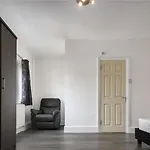 Room In Guest Room - Limehouse Townhomes Modern Spacious Serviced En-Suite Room With A Garden View