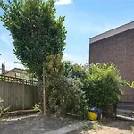 Room In Guest Room - Limehouse Townhomes Modern Spacious Serviced En-Suite Room With A Garden View