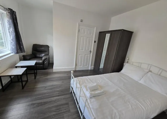 Room In Guest Room - Limehouse Townhomes Modern Spacious Serviced En-Suite Room With A Garden View