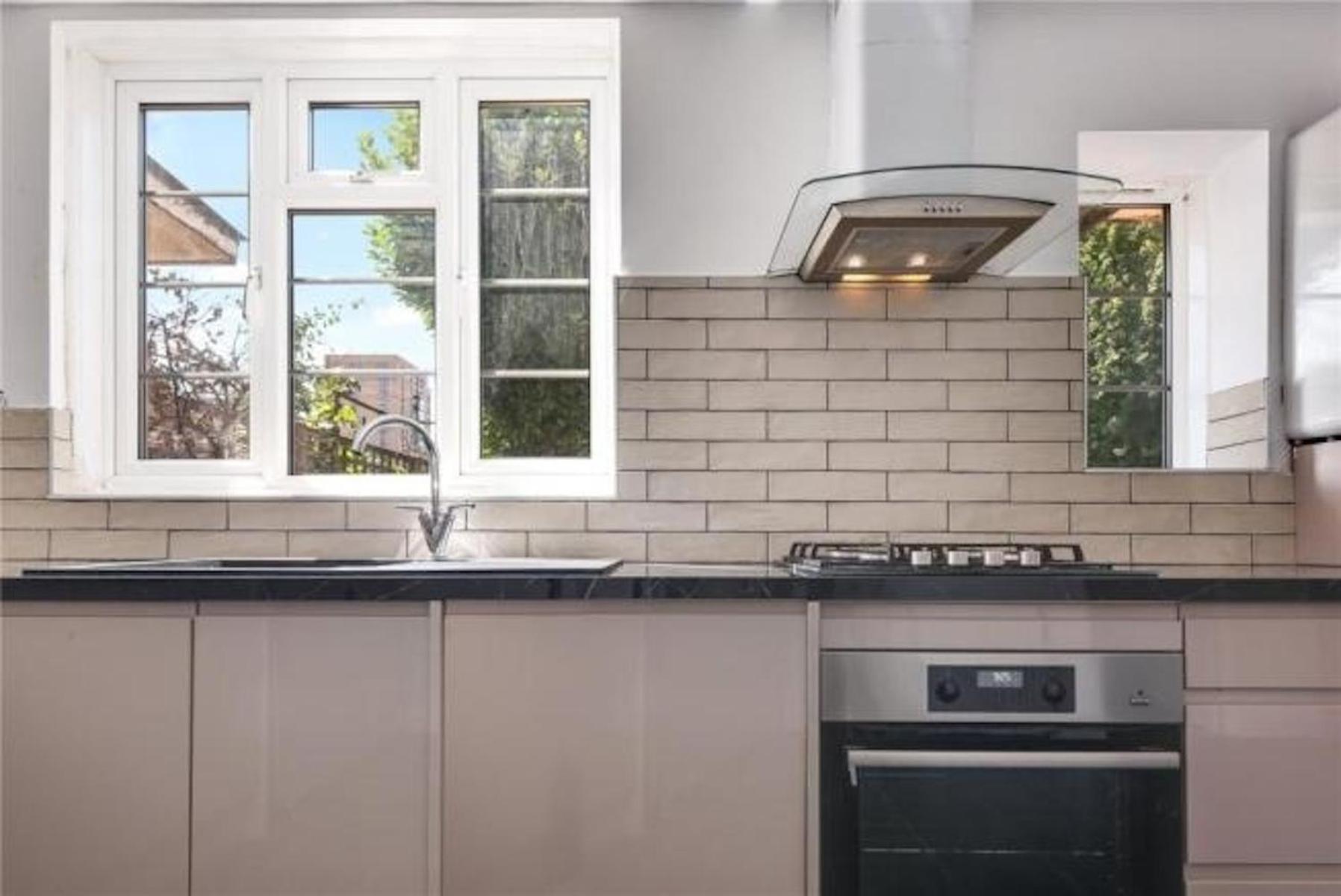 In Guest - Limehouse Townhomes Modern Spacious Serviced En-suite With A Garden View *