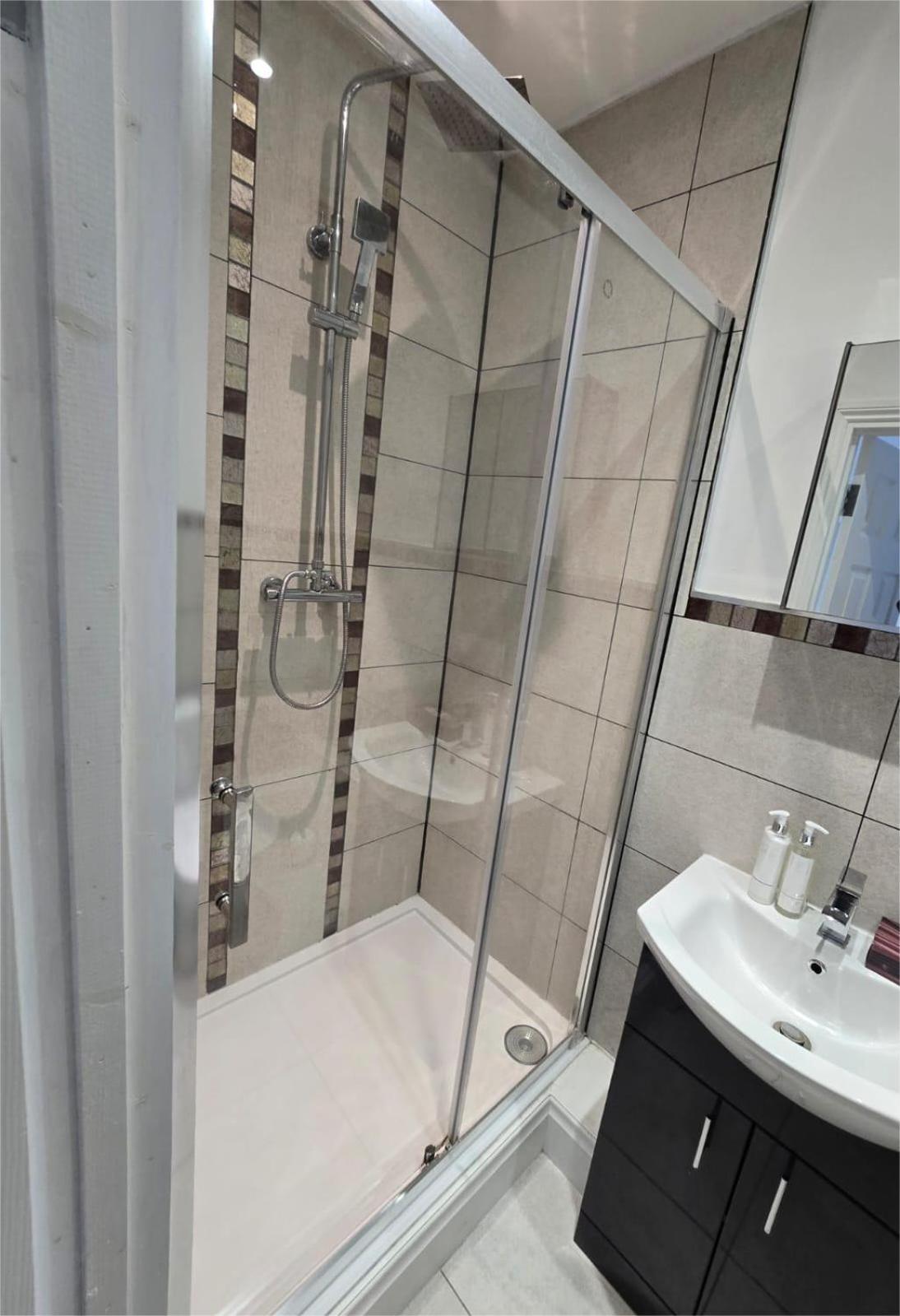 In Guest - Limehouse Townhomes Modern Spacious Serviced En-suite With A Garden View Affittacamere