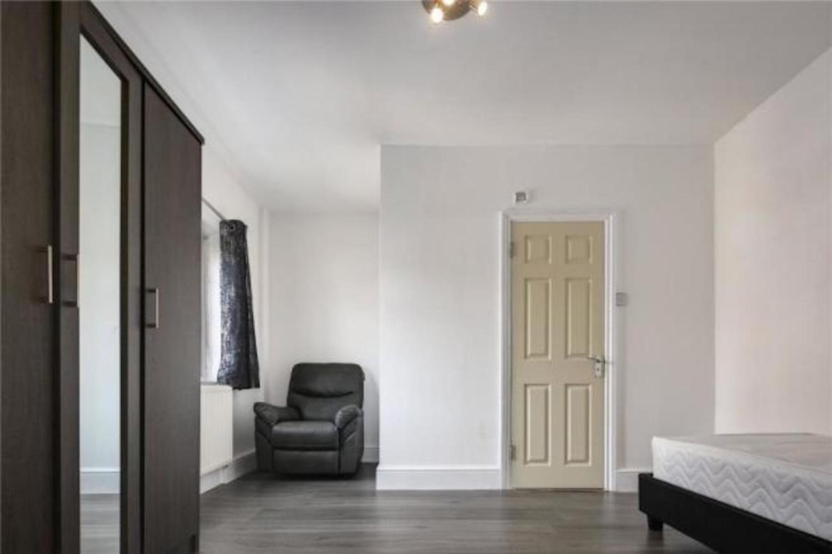 Affittacamere In Guest - Limehouse Townhomes Modern Spacious Serviced En-suite With A Garden View *