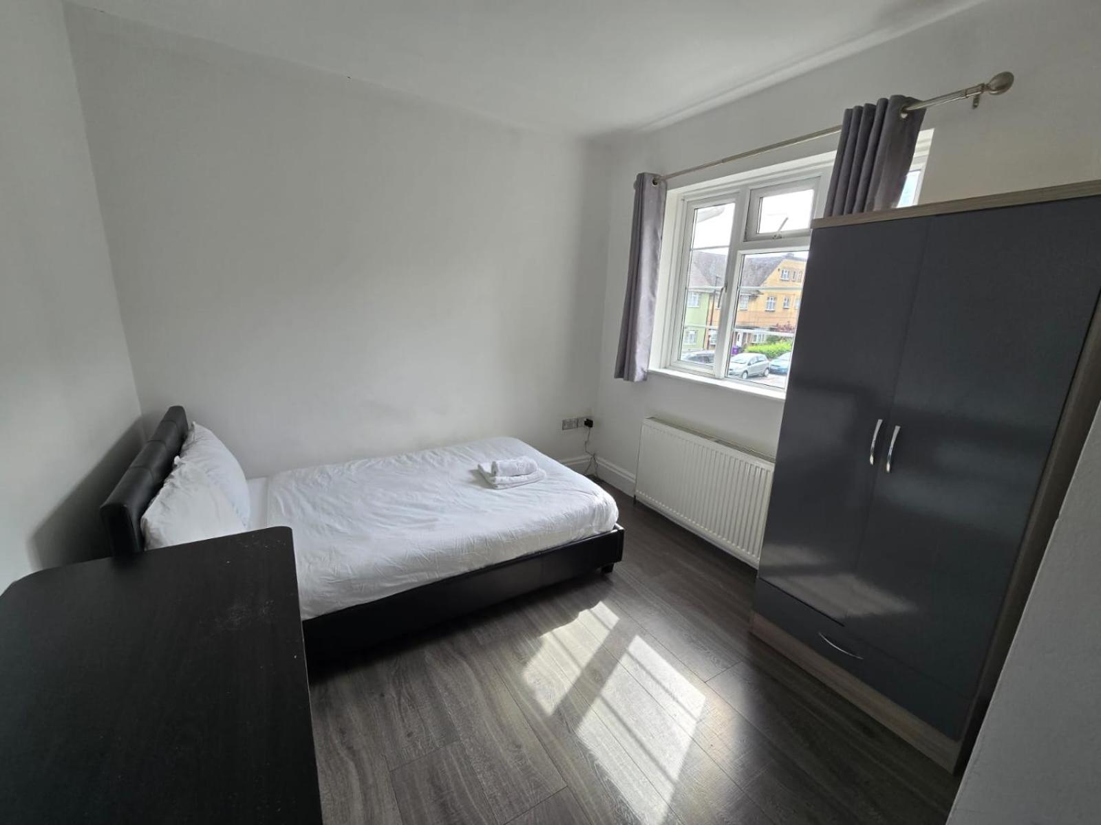 In Guest - Limehouse Townhomes Modern Spacious Serviced En-suite With A Garden View Affittacamere