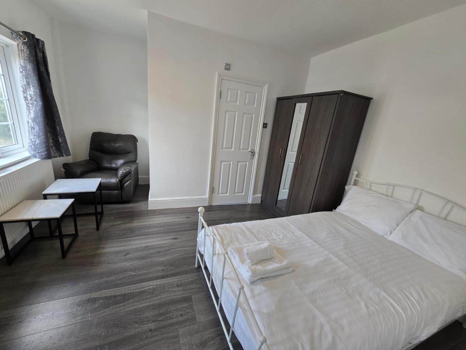 Affittacamere In Guest - Limehouse Townhomes Modern Spacious Serviced En-suite With A Garden View Londra