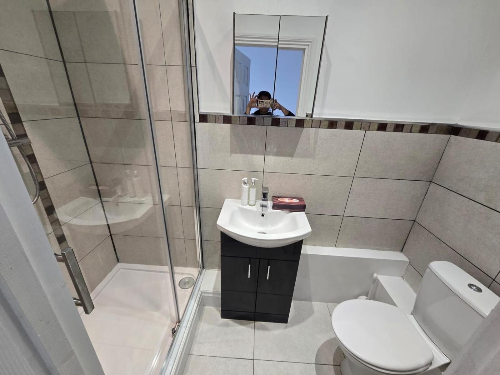In Guest - Limehouse Townhomes Modern Spacious Serviced En-suite With A Garden View
